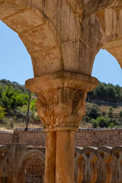 İspanya, Soria 'daki San Juan de Duero Manastırı' nda bir dizi taş kemer, bu antik manastırın ortaçağ mimarisini ve tarihsel önemini gözler önüne seriyor.