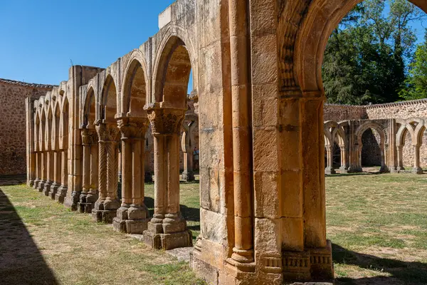 İspanya 'nın Soria kentindeki San Juan de Duero Manastırı' nın tarihi manastırı aydınlık güneşli bir günde ikonik kemerlerini ve antik taş mimarisini sergilemektedir.