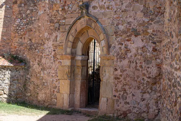 İspanya, Soria 'daki San Juan de Duero Manastırı' nda taştan bir kemer. Ortaçağ mimarisi ve yıpranmış taş duvarlar manastırın zengin tarihini yansıtıyor..