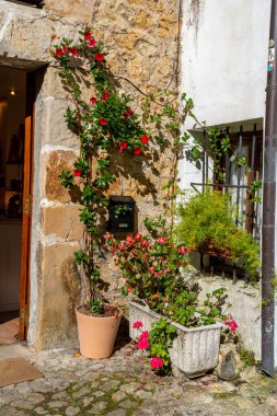 İspanya 'nın Santillana del Mar kentindeki tarihi bir binanın kırsal ahşap balkonuna yakın çekim. Büyüleyici mimari ayrıntılar bölgenin kültür mirasını vurguluyor