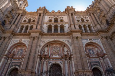 Malaga Katedrali 'nin karmaşık cephesinin çarpıcı bir görüntüsü, açık mavi gökyüzüne karşı büyük mimarisini gözler önüne seriyor. Tarihi eser, mimari ve İspanyol mirası temaları için ideal..