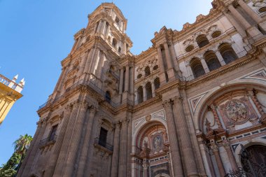 Malaga Katedrali 'nin karmaşık cephesinin çarpıcı bir görüntüsü, açık mavi gökyüzüne karşı büyük mimarisini gözler önüne seriyor. Tarihi eser, mimari ve İspanyol mirası temaları için ideal..