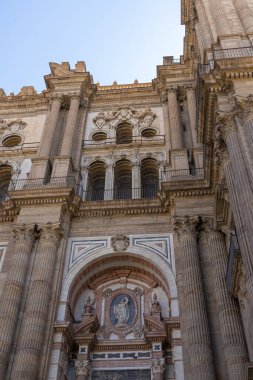 Malaga Katedrali 'nin karmaşık cephesinin çarpıcı bir görüntüsü, açık mavi gökyüzüne karşı büyük mimarisini gözler önüne seriyor. Tarihi eser, mimari ve İspanyol mirası temaları için ideal..