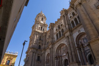 Malaga Katedrali 'nin karmaşık cephesinin çarpıcı bir görüntüsü, açık mavi gökyüzüne karşı büyük mimarisini gözler önüne seriyor. Tarihi eser, mimari ve İspanyol mirası temaları için ideal..