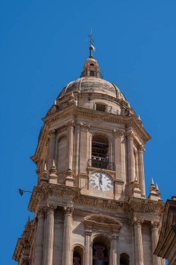 Malaga Katedrali 'nin karmaşık cephesinin çarpıcı bir görüntüsü, açık mavi gökyüzüne karşı büyük mimarisini gözler önüne seriyor. Tarihi eser, mimari ve İspanyol mirası temaları için ideal..