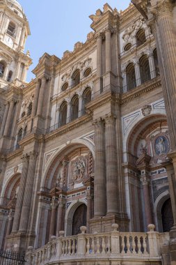 Malaga Katedrali 'nin karmaşık cephesinin çarpıcı bir görüntüsü, açık mavi gökyüzüne karşı büyük mimarisini gözler önüne seriyor. Tarihi eser, mimari ve İspanyol mirası temaları için ideal..