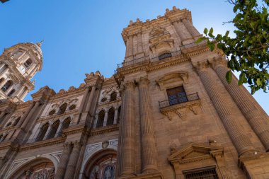 Malaga Katedrali 'nin karmaşık cephesinin çarpıcı bir görüntüsü, açık mavi gökyüzüne karşı büyük mimarisini gözler önüne seriyor. Tarihi eser, mimari ve İspanyol mirası temaları için ideal..
