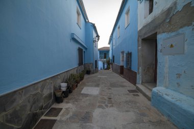 İspanya, Juzcar 'da sakin bir ara sokak. Canlı mavi binalarla dolu. Şirin Köyü' nün eşsiz cazibesini yakalıyor. Seyahat, mimari ya da kültürel temalar için mükemmel.