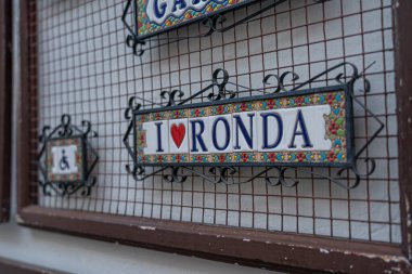 İspanya 'nın Ronda kentindeki bir kırsal duvarda asılı renkli 