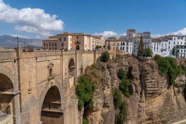 İspanya 'nın Ronda kentindeki ikonik Puente Nuevo Köprüsü, tarihi binaları kayalıklara tünemiş olan derin Tajo Boğazı' nın üzerinde zarif bir şekilde kıvrılır. Mimarlık, tarih ve seyahat konuları için mükemmel..