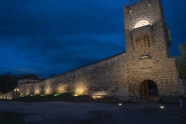 Tarihi Manastır de Piedra harabelerinin akşam manzarası alacakaranlık gökyüzünün altında hafifçe aydınlatılıyor. Tarih, mimari ve seyahat konuları için mükemmel..