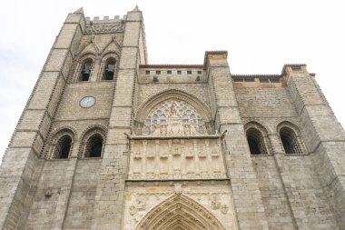 Karmaşık oyulmuş Gotik kemer yolunun detaylı bir görüntüsü. 