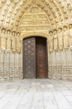 Karmaşık oyulmuş Gotik kemer yolunun detaylı bir görüntüsü. 