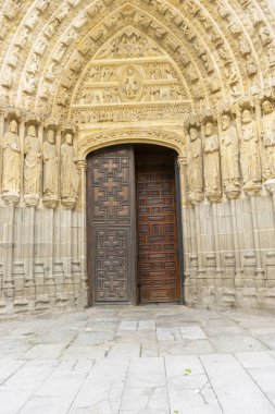 Karmaşık oyulmuş Gotik kemer yolunun detaylı bir görüntüsü. 