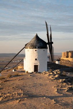 İspanya 'nın Toledo Bölgesi, Günbatımında Konsolosluğun İkonik Değirmenleri