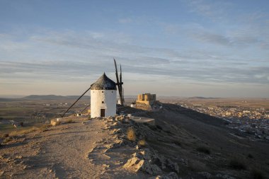 Consuegra 'nın İkonik Değirmenleri ve Tarlaları Ötesinde Görkemli Günbatımı, Toledo