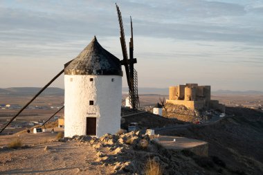 Consuegra 'nın Yel Değirmenleri ve Toledo Çiftliği' nden Büyüleyici Günbatımı Manzarası
