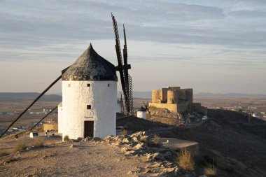 Consuegra, İspanya 'daki Tarihi Değirmenlerin Üzerinde Şaşılacak Gün Batımı