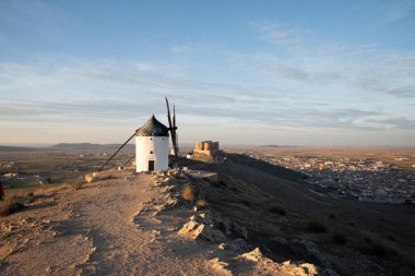 İspanya, Consuegra 'da Günbatımı Yel Değirmenleri Üzerinde