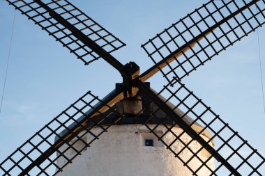 İspanya, Consuegra 'daki yel değirmenlerinden gün batımı görüntüsü