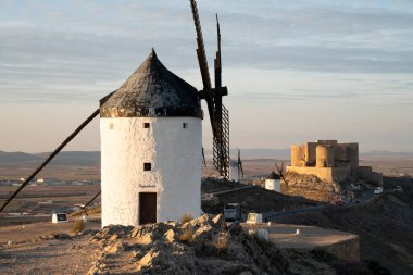 Consuegra, Toledo, İspanya 'da Günbatımı Değirmenleri