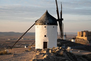 İspanya, Consuegra 'daki Majestic Windmill Günbatımı Manzarası