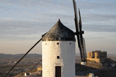 İspanya, Consuegra 'nın Yel Değirmenleri üzerinde Akşam Gökyüzü