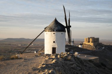 Consuegra, Toledo 'da Sunset Bliss Yel Değirmenleri