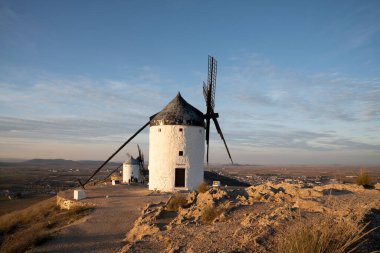 Consuegra, Toledo 'da Günbatımına Karşı Rüzgar Türbinleri