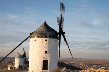 Toledo, Consuegra, İspanya 'nın yel değirmenlerinde alacakaranlık