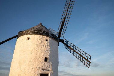 İspanya 'daki Consuegra Değirmenlerinin Çarpıcı Manzarası