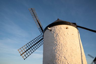 Consuegra, İspanya 'nın Büyüleyici Yel Değirmenleri Seyahat Görülmeli