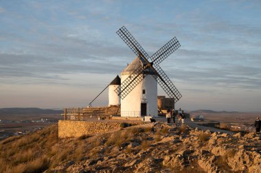 Consuegra, Toledo, İspanya 'da Günbatımı Değirmenleri