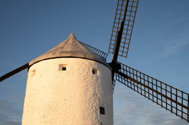 Consuegra, Toledo, İspanya 'daki Manzara Yel Değirmeni Manzarası