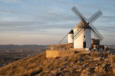 Consuegra Değirmenlerinin Üzerinde Güzel Gün Batımı, İspanya