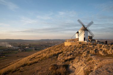 Consuegra 'nın Yel Değirmenleri, Toledo' da Büyüleyici Gün Batımı