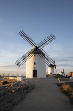 Consuegra, İspanya 'da Rüzgar Değirmenlerinin Üzerinde Büyüleyici Gün Batımı
