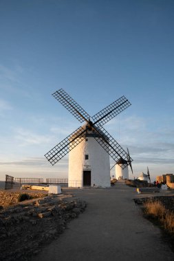 Consuegra, Toledo, İspanya 'da yel değirmenleri üzerinde gün batımı