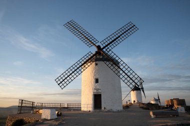Consuegra, İspanya 'nın Görkemli Yel Değirmenleri: Kültürel İkon