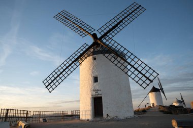 Consuegra Yel Değirmenleri Günbatımı Parıltısı ile yıkandı, İspanya