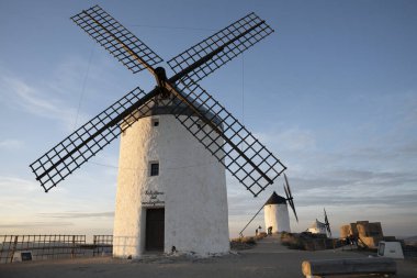 Consuegra, Toledo 'nun Ebedi Yel Değirmenlerini ele geçirmek