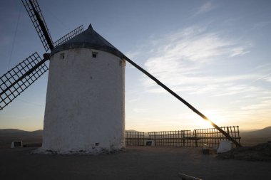 Consuegra, Toledo, İspanya 'nın Büyüleyici Yel Değirmenleri