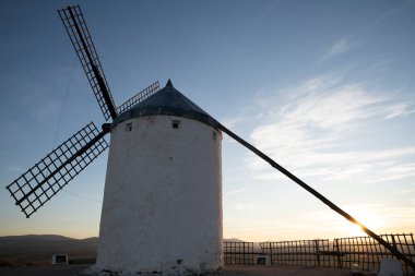 Consuegra 'nın Yel Değirmenleri, Toledo, İspanya - İkonik Doğa