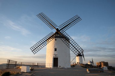 İspanya, Consuegra 'daki Dusk' taki Iconic Yel Değirmenleri