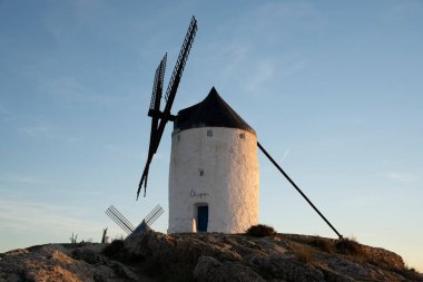 Mavi Gökyüzüne Karşı Konsuegra Yel Değirmenlerinin Manzarası