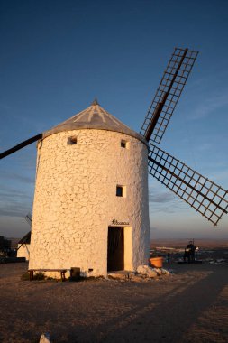 İspanya, Consuegra 'daki Yel Değirmenlerinin Büyüleyici Manzarası