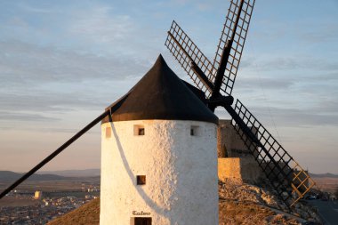 Gökyüzüne Karşı İkonik Konsolosluk Değirmenleri - İspanya Turizm Görüntüsü