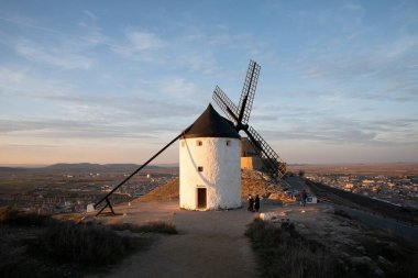 İspanya, Toledo 'daki Consuegra Yel Değirmenlerinin Çarpıcı Görünümü - Peyzaj Sanatı