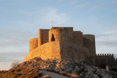 Akşam Karanlığı 'ndaki Consuegra Şatosu İkonik Toledo, İspanya