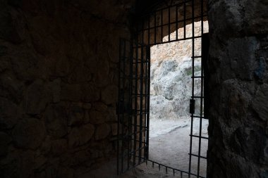 İspanya, Toledo, Dusk 'taki Consuegra Kalesinin Demir Kapısı